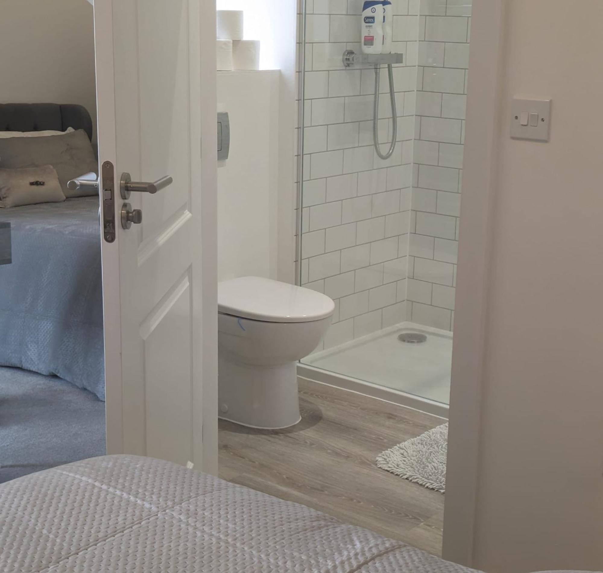 Contemporary Double Ensuite Room Birmingham Exteriér fotografie